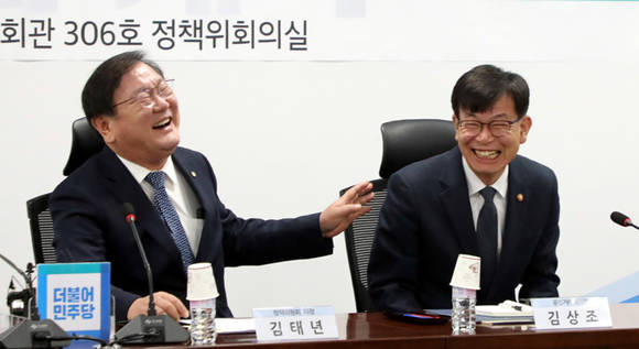 김상조 공정거래위원장이3일 서울 여의도 국회 의원회관에서 열린 편의점 자율규약 제정 당정협의회에서 김태년 정책위의장과 대화하며 크게 웃고 있다. ⓒ 뉴스1