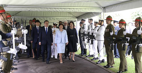 지난 3일(현지시간) 뉴질랜드에 도착한 문재인 대통령은 재신다 아던 뉴질랜드 총리와 정상회담을 갖고, 포용국가 비전 공유 및 신사업·방산 등 실질 협력과 인적교규 증진에 대한 의견을 나눴다. ⓒ 청와대
