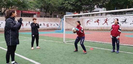 현대제철 레드엔젤스 국가대표 골키퍼 김정미 선수(맨 왼쪽)가 따핑중학교 선수들을 지도하며 즐거워하고 있다. ⓒ 현대제철