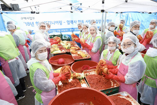 현대엔지니어링 직원들이 12월6일 종로복지관에서 김장담기 행사를 진행했다. ⓒ 현대엔지니어링
