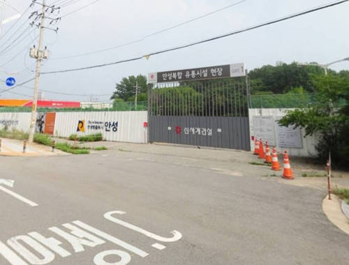안성시와 평택시 사이에 우회도로 건립 문제로 이견이 발생하고 있는 '스타필드 안성' 건설현장 모습. = 장귀용 기자