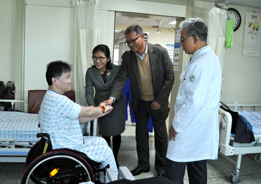 박현일 반도건설 사장(오른쪽 두 번째)과 김우경 근로복지공단 인천병원장(사진 오른쪽)·김옥희 건설산업사회공헌재단 사무처장이 건설재해근로자를 위로방문했다. ⓒ 반도건설