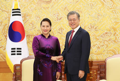 문재인 대통령은 5일 응웬 티 킴 응언 베트남 국회의장을 접견하고 양국간 우호협력 관계를 더욱 발전시켜 나가기 위한 방안을 논의했다. ⓒ 청와대