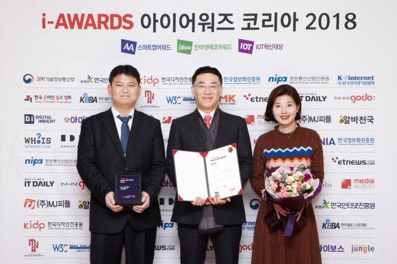 신라면세점이 운영하는 인터넷면세점 모바일 앱이 '스마트 앱 어워드 2018'에서 브랜드·쇼핑 부문 통합 대상을 수상했다. 수상 후 도한준 신라면세점 온라인사업부장(사진 가운데) 등 관계자들이 기념촬영을 하고 있다. ⓒ 신라면세점