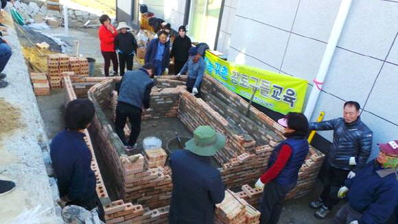 남해군이 진행한 11월26일부터 30일까지 '귀농귀촌 아카데미' 교육 현장 모습이예요. 황토 구들 만드는 법을 알려주고 있어요. ⓒ 남해군