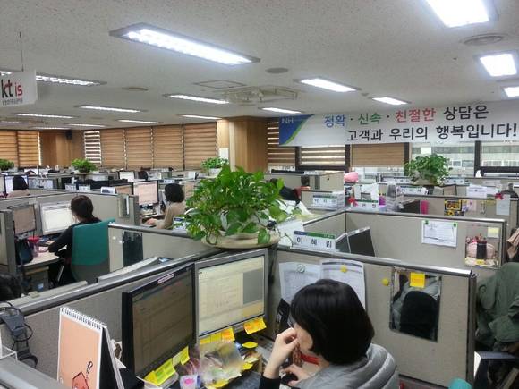 이씨에스텔레콤에서 구축한 '콜봇 서비스' 운영이 한창인 NH농협은행 콜센터. ⓒ이씨에스텔레콤