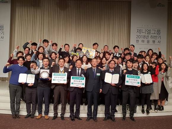 경영성과 평가 시상식 수상자들이 기념촬영을 하고 있다. = 김상준 기자