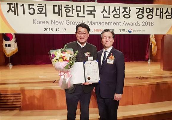 17일 '대한민국 신성장경영대상'에서 산업기술부문 산업통상자원부장관상을 수상하는 박성훈 부일정보링크 본부장의 모습. ⓒ 부일정보링크