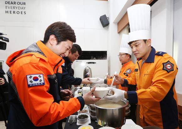 김정환 롯데호텔 대표이사와 추신수 선수가 점심 배식을 진행하고 있다. ⓒ 롯데호텔