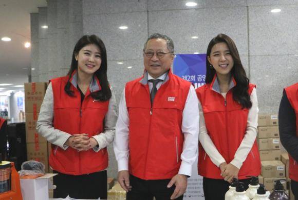 공영쇼핑은 27일 국회의원회관에서 '사회공헌 국회바자회'를 개최했다. 최창희 공영홈쇼핑 대표(가운데)와 쇼호스트들이 바자회 상품을 안내하고 있다. ⓒ 공영쇼핑