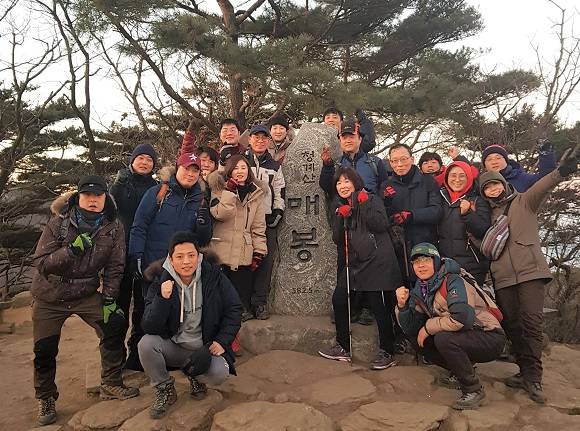 스탭스는 새해를 맞이해 '나부터 제때 제대로 잘하자'라는 슬로건을 정하고 산행 시무식을 진행했다. ⓒ 스탭스