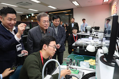 문재인 대통령은 경제 활력을 위해 3일 서울 중구에 위치한 '메이커 스페이스'를 직접 방문해 제품을 직접 만들어보고 시연하는 시간을 가졌다. ⓒ 청와대