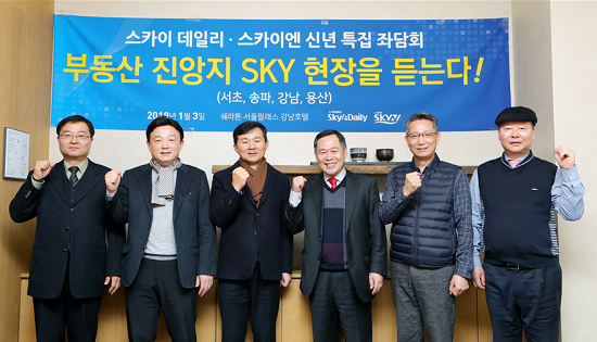 좌측부터 조병수 서울부동산사무소 대표, 안영일 서울공인중개사사무소 대표, 이덕원 양지공인중개사무소 대표, 서진형 대한부동산학회 회장(경인여자대학교 교수), 윤선하 엘림공인중개사무소 대표, 임선택 중앙공인중개사사무소 대표. ⓒ 스카이데일리