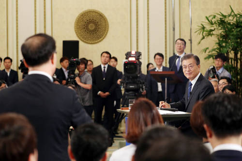 문재인 대통령은 오는 10일 최대한 기자단과의 소통을 강화하는 신년기자회견을 가질 예정이다. ⓒ 청와대