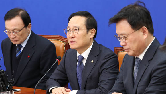 홍영표 더불어민주당 원내대표(가운데)가 7일 오전 국회에서 열린 최고위원회의에서 발언하고 있다. ⓒ 연합뉴스