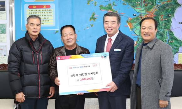 희망 2019 나눔캠페인 성금 전달식 후 김동일 보령시장과 함께 기념촬영을 하고 있다. ⓒ 보령시