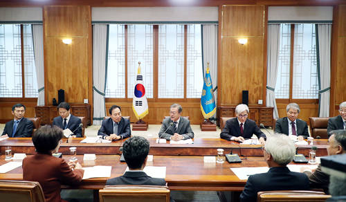 문재인 대통령은 2019년 첫 국무회의를 주재하고, 경제문제를 비롯한 가짜뉴스, 산업안전보건법 등에 대해 논의했다. ⓒ 청와대