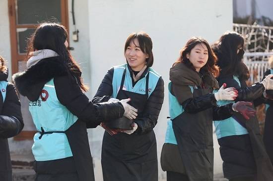 국민건강보험공단은 8일 연탄나누기 사회공헌 활동을 펼쳤다. ⓒ 국민건강보험공단