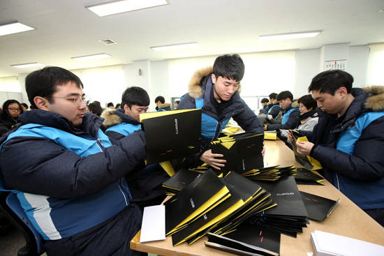 대우건설 신입사원들이 9일 홀트일산복지타운에서 다양한 봉사활동을 전개했다. ⓒ 대우건설