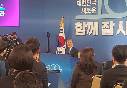문재인 대통령은 10일 신년기자회견을 열고, 기자들이 자유롭게 질문할 수 있도록 즉석에서 기자들을 지목해 질문에 답했다. = 김경태 기자