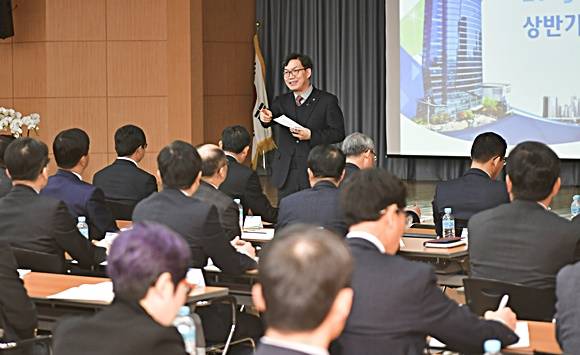 이대훈 은행장이 9일 경남영업본부에서 진행된 '2019년 상반기 현장경영'에 참석하여 특강을 진행하고 있다. ⓒ NH농협은행