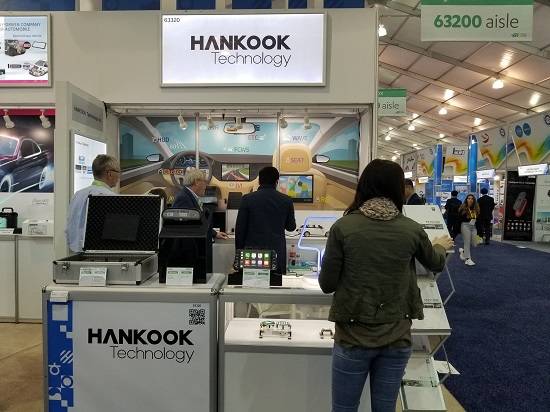 CES 2019 한국테크놀로지 부스에서 바이어들이 제품을 살펴보고 있다. ⓒ 한국테크놀로지