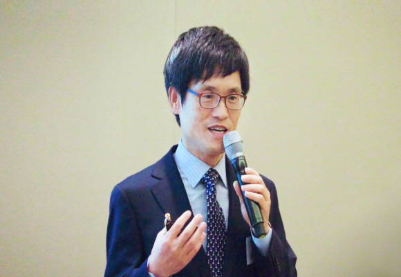 윤완수 웹케시 대표가 10일 열린 기자간담회에서 프레젠테이션을 하고 있다. Ⓒ웹케시