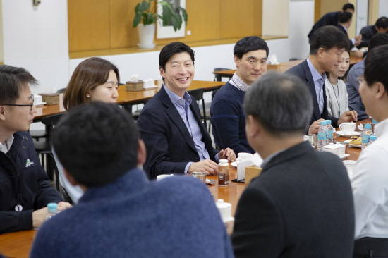 10일 대전 기술연구소를 방문한 허세홍 GS칼텍스 사장(뒷줄 왼쪽 세번째)이 임직원들과 점심식사를 하며 대화를 나누고 있다. ⓒ GS칼텍스