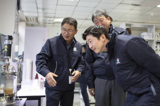 허세홍 GS칼텍스 사장(오른쪽)이 대전 기술연구소를 방문해 연구설비를 둘러보며 임직원들과 대화를 나누고 있다. ⓒ GS칼텍스