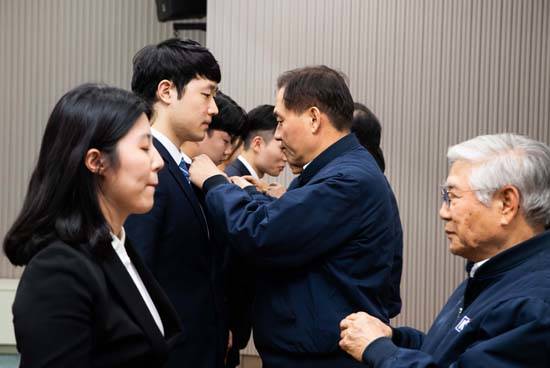 정몽익 KCC 사장(우측에서 두번째)이 10일 KCC교육원에서 진행된 '2019년 KCC 신입사원 입사식'에 참석해 신입사원에게 KCC 배지를 수여하고 있다. ⓒ KCC