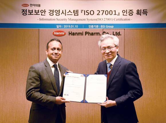 한미약품 우종수 사장(오른쪽)과 닉 메타 주한 영국 부대사(왼쪽)가 10일 진행된 인증서 수여식 후 기념촬영을 하고 있다. ⓒ 한미약품