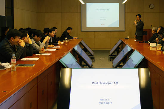 이홍석 HDC현대산업개발 개발운영사업본부 부장이 리얼 디벨로퍼 교육을 진행하고 있다. ⓒ HDC현대산업개발