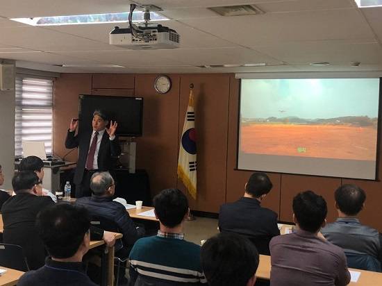 24일 개최된 맞춤형 취업워크숍에서 공원대 오토드론교육원장이 드론조종자 국가자격증 시험에 대해 설명하고 있다. = 박지혜 기자