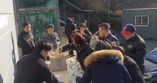 바이와이제이물류센터 직원들이 스탭스 직원들이 직접 만든 어묵을 먹으며 추위를 달래고 있다. ⓒ 스탭스