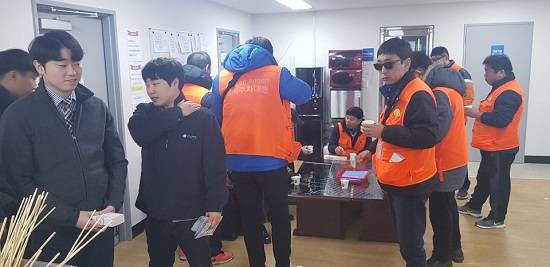 인청공항 발렛파킹 사업부 직원들이 스탭스 나눔 행사에 참여하고 있다. ⓒ 스탭스