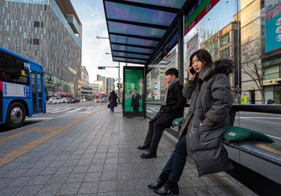 동국제약이 '먹는 치질약 치센과 함께하는 치질 바로 알기' 캠페인의 일환으로, 서울시내 주요 버스 정류장과 전국의 거점 약국에 치질 예방을 위한 방석을 설치하고 있다. ⓒ 동국제약