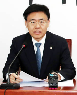 22일 국회에서 열린 자유한국당 청와대 특별감찰반 의혹 진상조사단 회의에서 최교일 의원이 발언하고 있다. ⓒ 연합뉴스