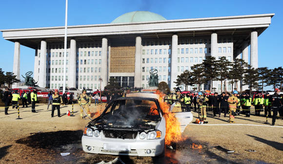 1일 오전 8시52분쯤 서울 영등포구 국회의사당 앞 잔디마당에서 승용차에 화재가 발생했다. 차량 내부에는 50대 남성이 있었으며 3도 화상을 입고 의식이 미약한 것으로 전해졌다. 소방 당국은 이 남성이 분신을 한 것으로 추정하고 있다. 현재 소방 차량 17대와 인력 60명이 현장에 출동해 상황을 수습 중이다. ⓒ 뉴스1