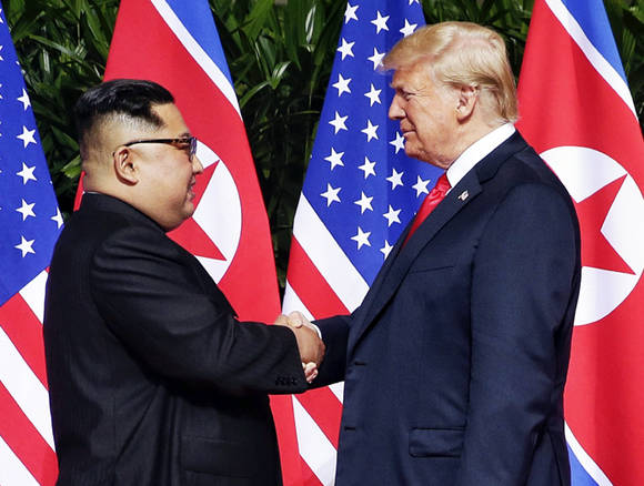 지난해 6월12일 싱가포르에서 회동한 트럼프(오른쪽) 미국 대통령과 북한 김정은이 악수하는 모습. ⓒ 연합뉴스