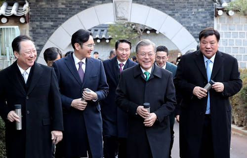 문재인 대통령은 설 이후 첫 공식 경제 행보 관련 일정으로 '벤처기업인과의 간담회'를 7일 갖는다. ⓒ 청와대