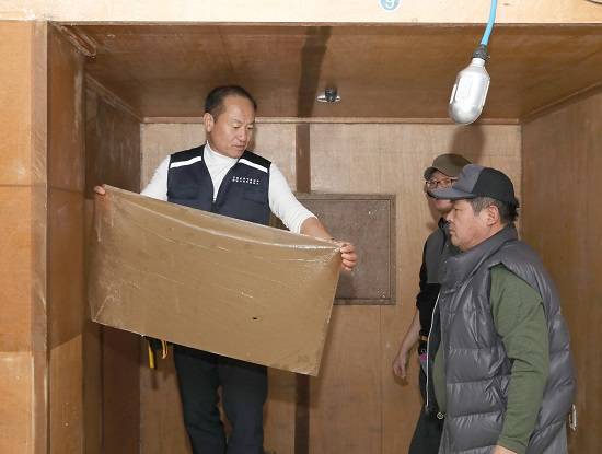 박용배 예비역 육군 원사는 희망직업전문학교의 건축 시공훈련 교사로 친환경 수장시공 교육, 훈련과정을 지도하고 있다. ⓒ 국가보훈처