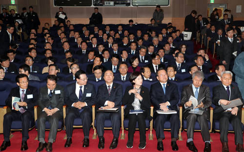 문재인 대통령은 8일 함께 잘 사는 대한민국을 위해 민생 최일선에서 일하는 기초자치단체장들과 국정운영방향을 공유하고 소통하기 위한 간담회 자리를 가졌다. ⓒ 뉴스1