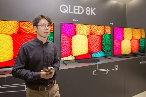 삼성전자 연구원이 2019년형 QLED 8K의 화질을 시연하고 있다. QLED 8K는 입력되는 영상의 화질에 상관없이 8K 수준의 시청 경험을 제공하며, 새로운 화질 기술이 적용돼 한층 개선된 블랙 표현과 시야각을 자랑한다. ⓒ 삼성전자