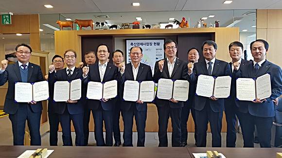 농협 축산경제는 11일(월) 본부장 및 분사장, 자회사 대표 그리고 본부 부서장 전원이 참석한 가운데‘2019년도 축산경제 경영협약식’을 개최했다. ⓒ 농협