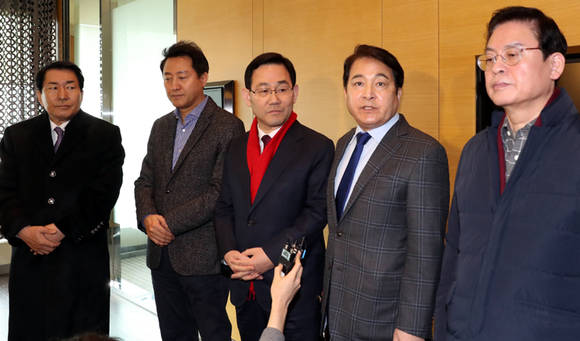 자유한국당 당권 출마를 선언한 안상수 의원(왼쪽부터), 오세훈 전 서울시장, 주호영, 심재철 , 정우택 의원이 10일 오전 여의도 한 호텔에서 긴급 회동을 한 뒤 공동 입장문을 발표하고 있다. 홍준표 전 대표는 전화 통화로 의견을 같이한다고 밝혀 공동 입장문에 함께 이름을 올렸다. ⓒ 연합뉴스