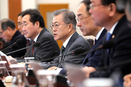 문재인 대통령은 12일 '제6회 국무회의'를 주재했다. 이날 국무회에서는 법률안 2건, 대통령령안 5건, 일반안건 1건이 심의·의결됐다. ⓒ 청와대