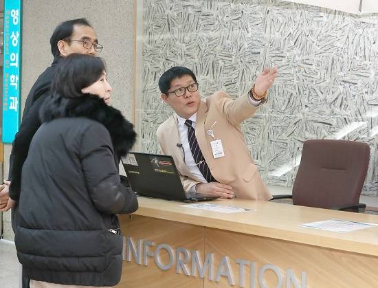 최문시 일산병원 보안요원은 안내데스크, 응급실 등 병원 곳곳에서 근무하고 있다. ⓒ 국가보훈처