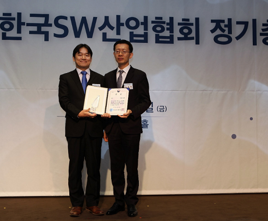유태준 마인즈랩 대표가 SW기업경쟁력 대상을 수상하고 있다. ⓒ 마인즈랩