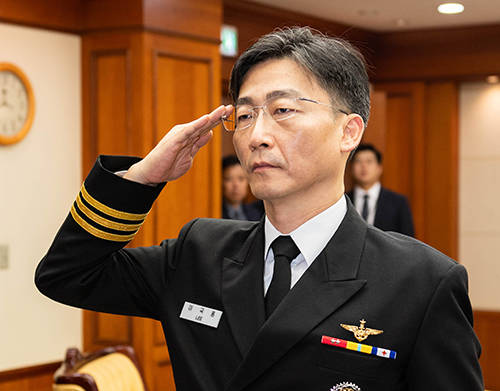 문재인 대통령은 26일 '당신은 우리의 영웅입니다'라는 주제로 청와대 충무실에서 '국민추천포상'을 수여하고, 인왕실에서 수여자들과 환담을 가졌다. ⓒ 뉴스1