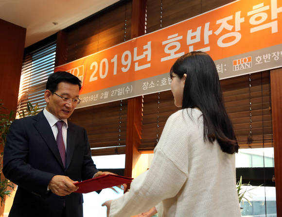 장학금 전달하는 호반장학재단 김상열 이사장(좌측). ⓒ 호반장학재단